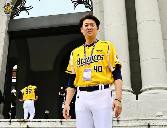 ▲王建民、陳俊秀前進總統府。（圖／中信兄弟提供）