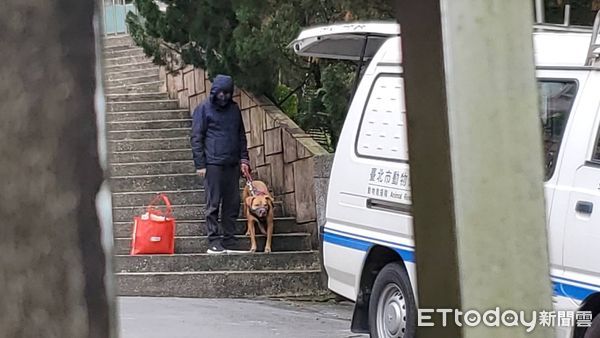 ▲▼台北市動保處人員出動，將比特犬Lucky帶走。（圖／記者黃彥傑攝）