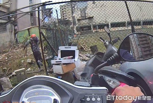 ▲▼直到逃至無尾巷後棄車逃逸，網牆前將其一把揪下來逮捕。（圖／桃園警分局提供）