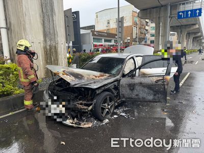新莊火燒車！賓士行駛中突冒煙　烈焰直竄駕駛急逃命