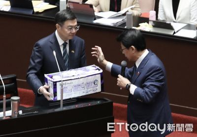 謝龍介質詢送五大箱衛生紙 要卓揆省下預算發1萬「錢再賺就有」