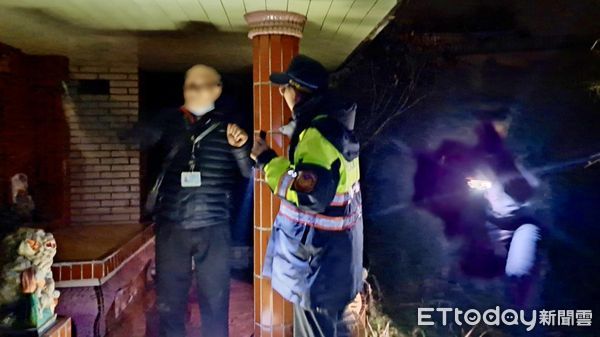 ▲81歲男掃墓迷途扭傷 新北女警摸黑救援脫險。（圖／記者郭世賢翻攝）