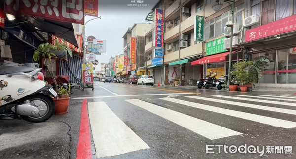 ▲如有行人穿越道，行人不得在其100公尺範圍內穿越道路，不依規定，擅自穿越車道，將違反「道路交通管理處罰條例」第 78條，處新台幣500元罰鍰。（圖／記者林東良翻攝，下同）
