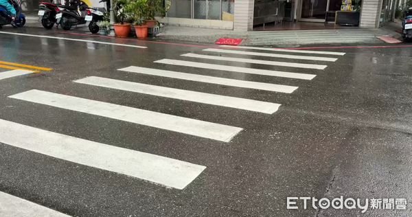 ▲如有行人穿越道，行人不得在其100公尺範圍內穿越道路，不依規定，擅自穿越車道，將違反「道路交通管理處罰條例」第 78條，處新台幣500元罰鍰。（圖／記者林東良翻攝，下同）