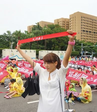 ▲楊晨熙突發「不自殺聲明」！　1小時前才發文：這究竟是水有多深 。（圖／翻攝自楊晨熙臉書）