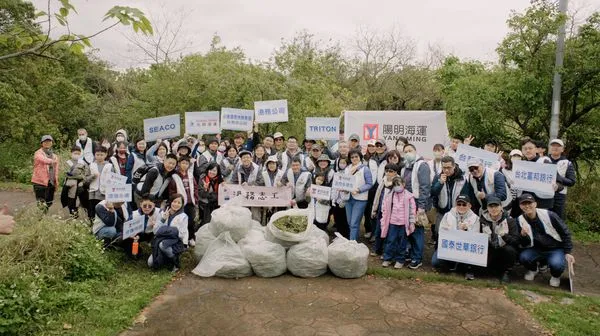 ▲陽明海運攜手10家供應鏈夥伴及集團同仁與眷屬共65人移除小花蔓澤蘭88公斤。（圖／陽明提供）