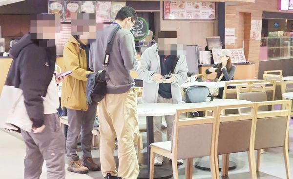 ▲待業中張姓男子13日在桃園機場第一航廈欲出境前往泰國曼谷，航警人員移工真實案例參考。（圖／航警局提供）
