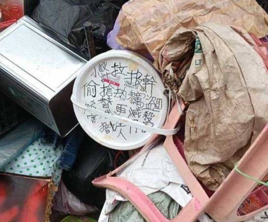 ▲彰化伸港鄉有名中年女子霸佔騎樓蓋垃圾山。（圖／議員賴清美提供）