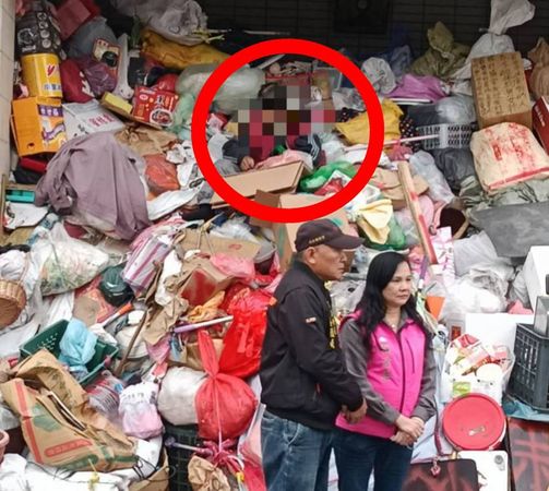 ▲彰化伸港鄉有名中年女子霸佔騎樓蓋垃圾山。（圖／議員賴清美提供）