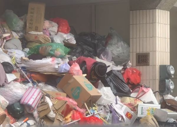 ▲彰化伸港鄉有名中年女子霸佔騎樓蓋垃圾山。（圖／議員賴清美提供）