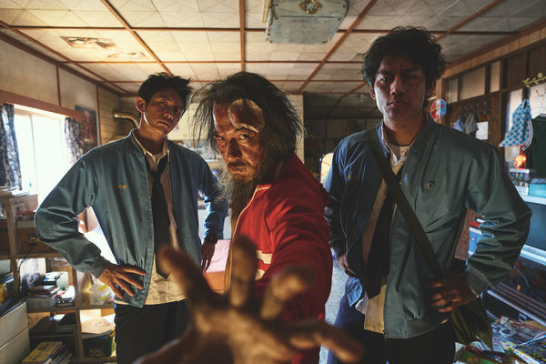 ▲柯震東與朱軒洋在九把刀《功夫》中飾演魯蛇死黨、戴立忍飾演身懷蓋世武功的流浪漢黃駿、王淨飾演同班同學乙晶。（圖／麻吉砥加提供）
