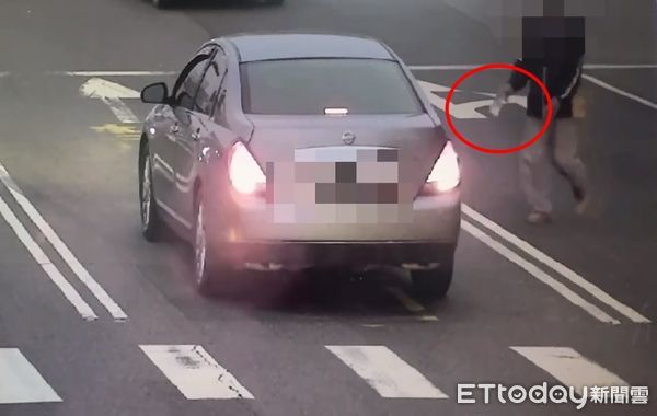 ▲騎士往車內丟2000元就溜了。（圖／記者許宥孺翻攝）