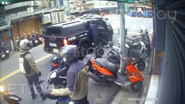 ▲監視器畫面顯示徐男把比特犬拖上車後，曾按下車窗開關但車窗無法升起，後座安全鎖呈現開啟狀態。（圖／翻攝畫面）
