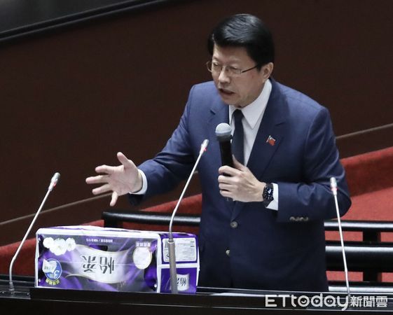 ▲▼謝龍介 送衛生紙 給卓榮泰 立法院院會 總質詢。（圖／記者屠惠剛攝）