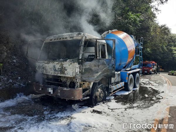 ▲台九線混凝土攪拌車起火燃燒          。（圖／記者陳崑福翻攝）