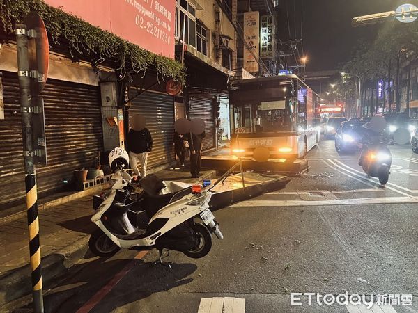 ▲▼監視器拍下公車撞落招牌瞬間，警方獲報到場處理事故現場             。（圖／記者陳以昇翻攝）