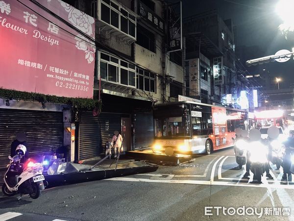 ▲▼監視器拍下公車撞落招牌瞬間，警方獲報到場處理事故現場             。（圖／記者陳以昇翻攝）