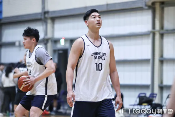 ▲中華男籃胡瓏貿練球。（圖／記者林敬旻攝）
