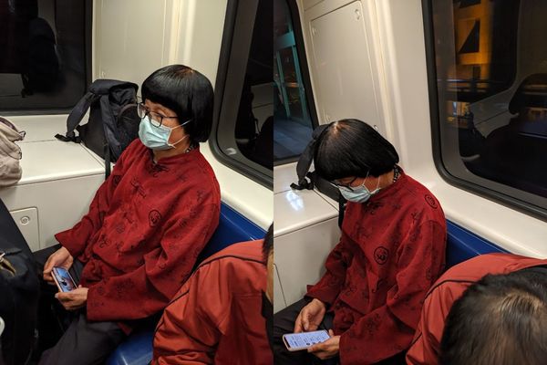 網友曾在文湖線列車遇見一位戴著假髮，身材與樣貌都酷似豬哥亮的男子，應該早幾年發酵的。（讀者提供）