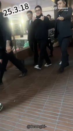 ▲▼勝利大陣仗現身杭州夜店「保鑣狂擋路人手機」。（圖／翻攝自微博）
