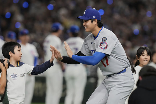 ▲寶可夢開場，大谷翔平與小朋友擊掌。（圖／達志影像／美聯社）
