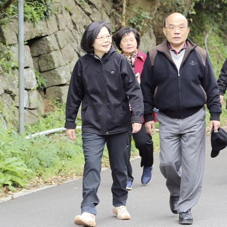 「蔡蘇爬山」暗藏政治玄機？　賴清德的政治壓力並不小