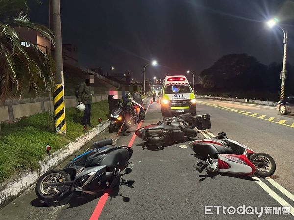 ▲▼三重區重新堤外道路往新莊方向機車車禍。（圖／記者陳以昇翻攝）