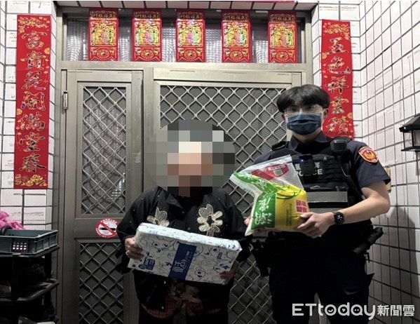 7旬婦來洽公吐露三餐不繼　枋寮警擔心寒流來襲出手捐助