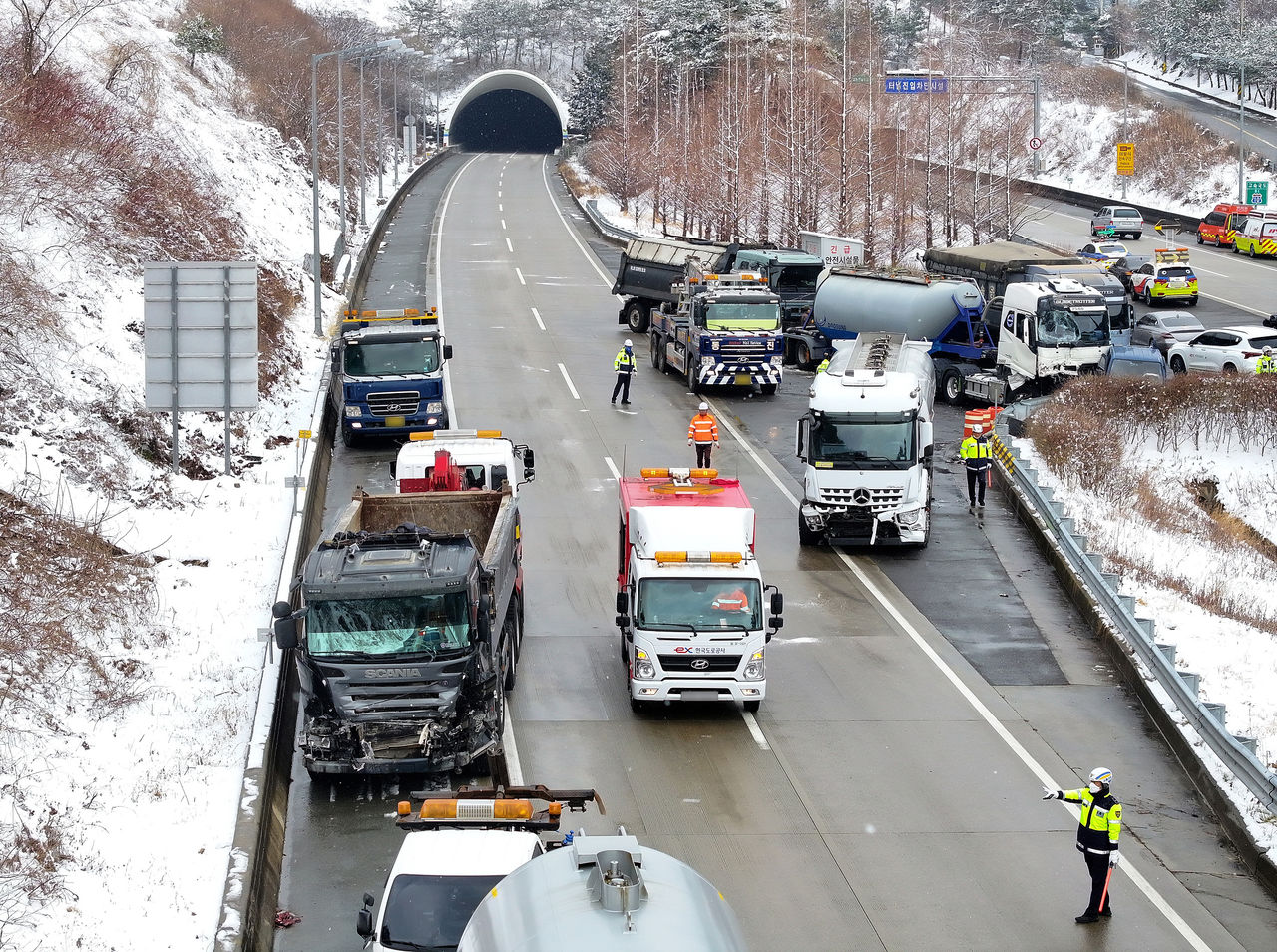 南韓罕見降3月雪！高速公路41輛車「打滑追撞」　開車撞分隔島慘死