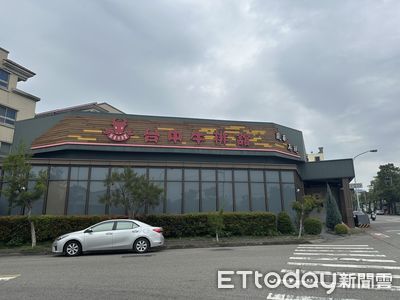 台中牛排館養蚊2年 「粉紅招牌」砸40萬掛布條接手