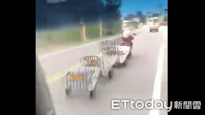 西螺驚見「蜈蚣車」!婦機車後面加掛3小板車 網驚:死亡搖擺