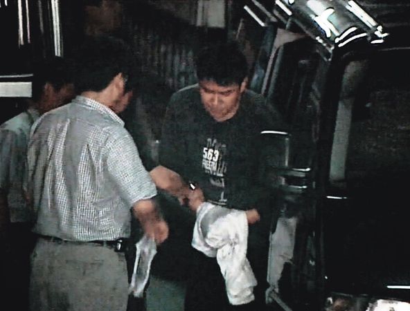 阿國（右）到桃園投案後，被押解回台中偵訊，他坦承一時衝動，殺害前女友。（東森新陣提供）