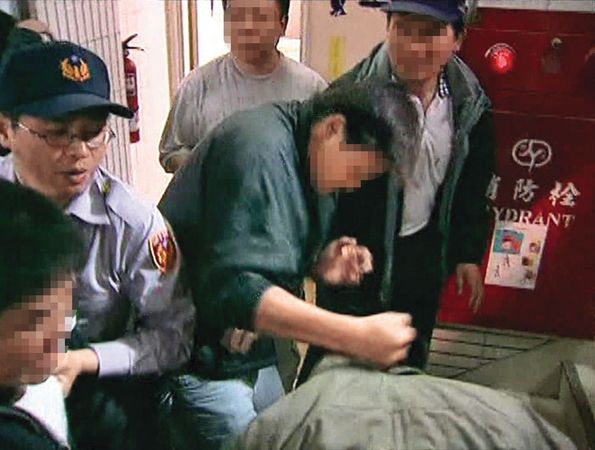 家屬氣憤追打鎖匠（黃色箭頭處），認為他不應該為錢幫凶手開鎖，害死小玉。（東森新陣提供）