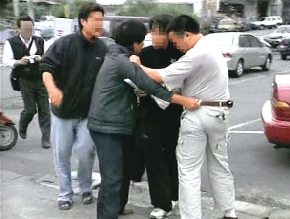家屬在法院外揪住徵信業者，要他為小玉慘死負起責任。（東森新陣提供）