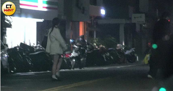 拍完照後楊千霈獨自離開。（圖／本刊攝影組）