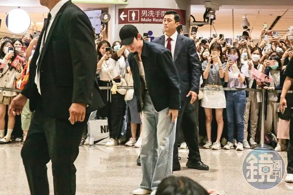 金秀賢因感情問題身陷最大危機，去年他因《淚之女王》來台時，機場有700位粉絲接機。