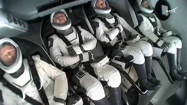 ▲▼美國國家航空暨太空總署（NASA）資深太空人威廉絲（Suni Williams）與魏摩爾（Butch Wilmore）滯留國際太空站超過9個月，終於在18日搭乘SpaceX太空船返抵地球。（圖／路透）