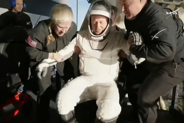 ▲▼美國國家航空暨太空總署（NASA）資深太空人威廉絲（Suni Williams）與魏摩爾（Butch Wilmore）滯留國際太空站超過9個月，終於在18日搭乘SpaceX太空船返抵地球。（圖／路透）