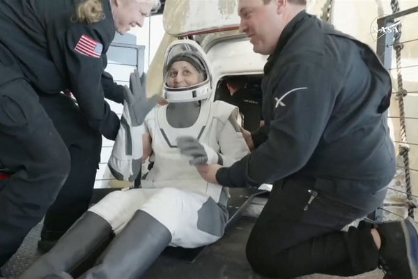 ▲▼美國國家航空暨太空總署（NASA）資深太空人威廉絲（Suni Williams）與魏摩爾（Butch Wilmore）滯留國際太空站超過9個月，終於在18日搭乘SpaceX太空船返抵地球。（圖／路透）