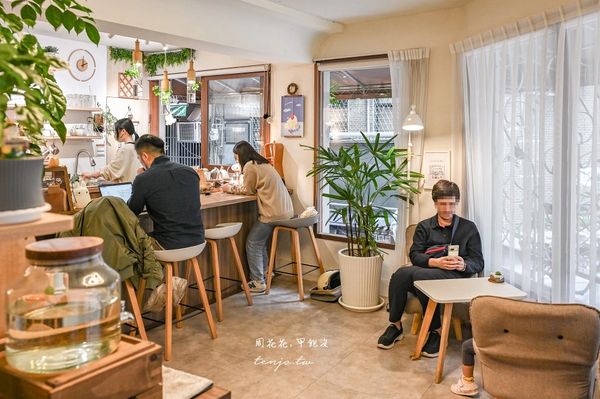 ▲▼木咖Horoka 西門町老屋咖啡店推薦！甜點戚風蛋糕好吃到熟客整模預訂。（圖／部落客周花花授權提供）