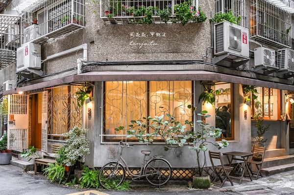 ▲▼木咖Horoka 西門町老屋咖啡店推薦！甜點戚風蛋糕好吃到熟客整模預訂。（圖／部落客周花花授權提供）
