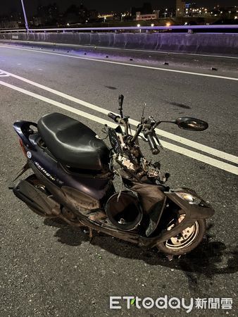 ▲▼      內湖失智翁逆向騎上永安大橋，對撞黃牌重機倒地亡     。（圖／記者陳以昇翻攝）