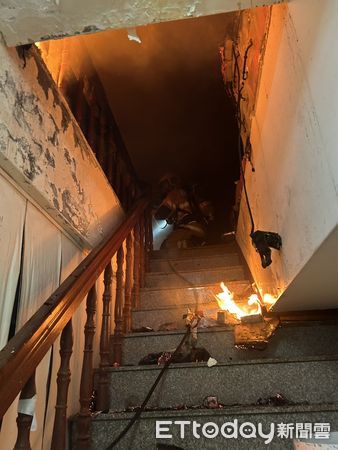 ▲台南市安平區永華九街1棟地上2樓RC建物民宅，19日凌晨4時34分許傳出火警，消防人員全力射水搶救。（圖／民眾提供，下同）