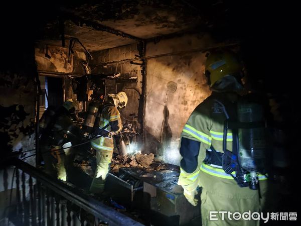 ▲台南市安平區永華九街1棟地上2樓RC建物民宅，19日凌晨4時34分許傳出火警，消防人員全力射水搶救。（圖／民眾提供，下同）