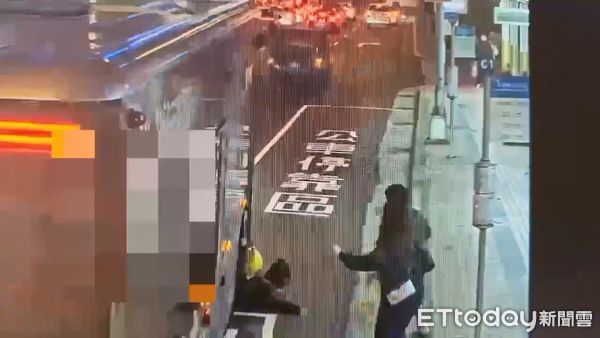 ▲17日晚間北車一輛客運拖行央女乘客達數十公尺，所幸送醫後並無大礙。（圖／記者張君豪翻攝）
