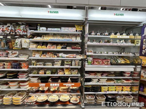 ▲▼7-11門市未上架金秀賢聯名商品，無論是鮮食區、咖啡杯，都未見到任何與金秀賢肖像有關的商品。（圖／記者林育綾攝）