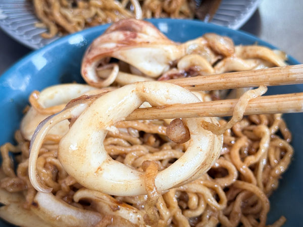▲▼福昇小食鱔魚意麵|老闆娘跳舞炒鱔魚~乾鱔魚意麵必吃！現炒現吃的市場五十年老味道。（圖／部落客viviyu授權提供）