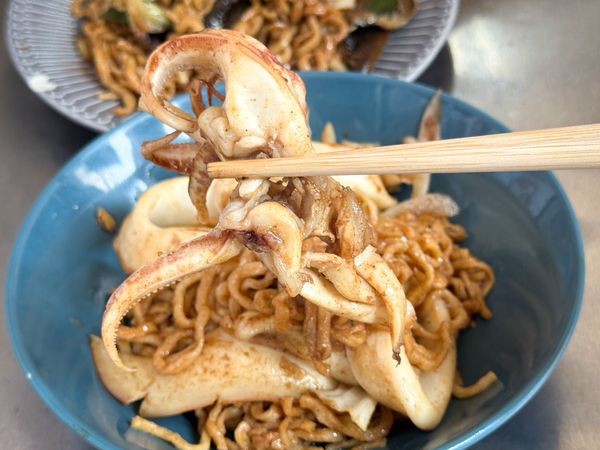 ▲▼福昇小食鱔魚意麵|老闆娘跳舞炒鱔魚~乾鱔魚意麵必吃！現炒現吃的市場五十年老味道。（圖／部落客viviyu授權提供）