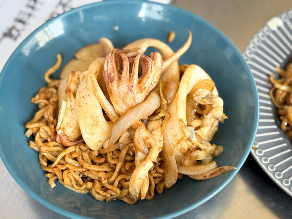▲▼福昇小食鱔魚意麵|老闆娘跳舞炒鱔魚~乾鱔魚意麵必吃！現炒現吃的市場五十年老味道。（圖／部落客viviyu授權提供）
