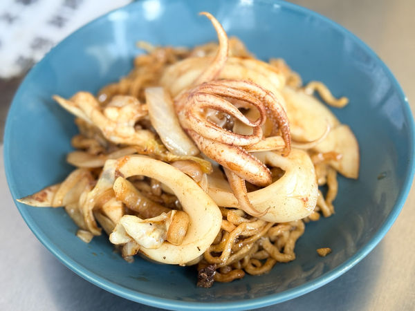 ▲▼福昇小食鱔魚意麵|老闆娘跳舞炒鱔魚~乾鱔魚意麵必吃！現炒現吃的市場五十年老味道。（圖／部落客viviyu授權提供）